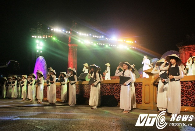 Ảnh: Mê mẩn ngắm những tà áo dài ở 'Nơi huyền thoại bắt đầu'