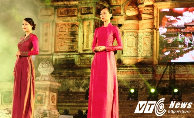 Ảnh: Mê mẩn ngắm những tà áo dài ở 'Nơi huyền thoại bắt đầu'