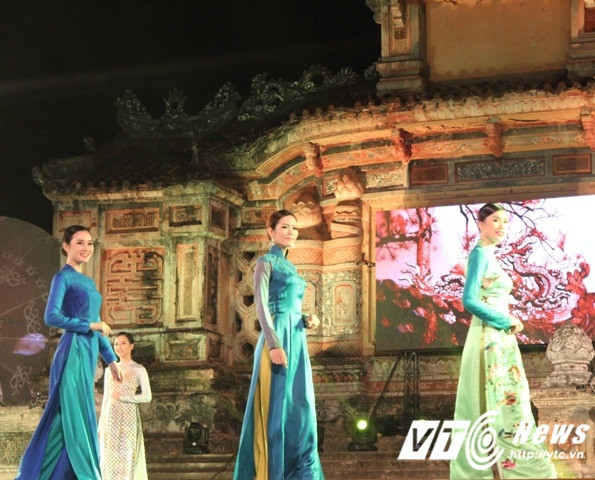 Ảnh: Mê mẩn ngắm những tà áo dài ở 'Nơi huyền thoại bắt đầu'