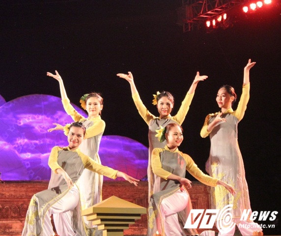 Ngoài trình diễn thời trang, chương trình còn có nhiều tiết mục nghệ thuật đặc sắc.