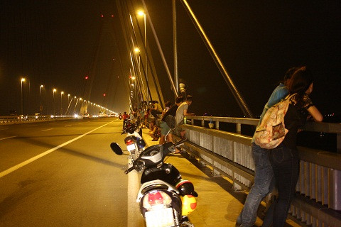 Hàng dài xe đỗ ngổn ngang, cứ vài mét lại có một đôi đứng tâm sự hoặc 1 gia đình đi hóng gió.