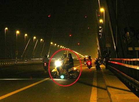 Đến giờ về, họ liều mình phi ngược chiều trước dòng xe tốc độ cao.