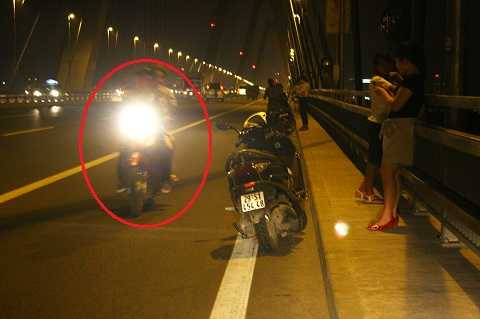 3 thanh niên đầu không mũ bảo hiểm, lao vút vút khi đi ngược chiều rất nguy hiểm.