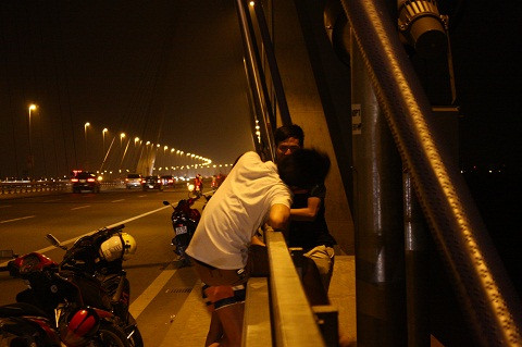 Một tình huống bị mắc kẹt do đút chân qua hành lang an toàn.