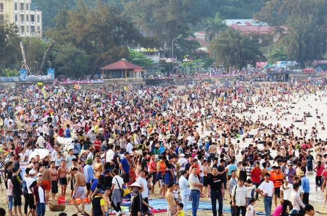 Ngày 30/4, người người từ khắp các tỉnh, thành phía Bắc và người dân thành phố Cảng đồ về các bãi biển thuộc khu du lịch Đồ Sơn.