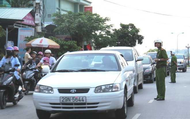 Lượng người và xe tăng đột biến khiến giao thông khu du lịch tắc nghẽn. Cảnh sát khu vực, CSGT làm việc hết công suất để điều tiết - Nguồn ảnh: Vnexpress