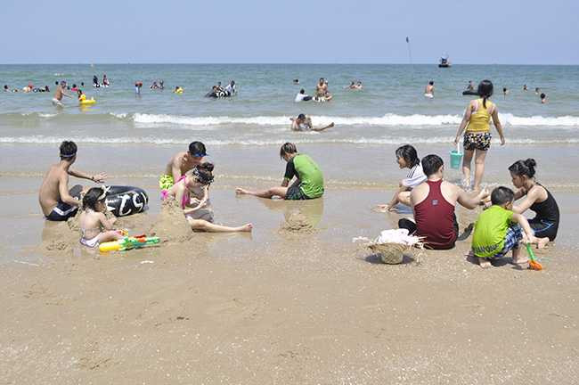  Tắm biển và chơi các trò chơi dưới biển là một trong nhiều lựa chọn giải nhiệt mùa nắng nóng.