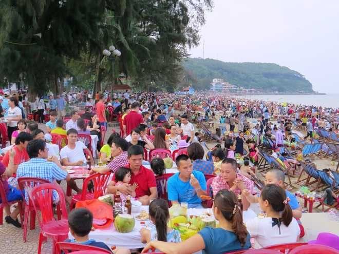 Theo Chủ tịch UBND quận Đồ Sơn Nguyễn Hoàng Minh, mùa du lịch năm 2016, quận này thực hiện việc cấm bán hàng, dừng đỗ xe trên vỉa hè và lòng đường, cấm dựng ô dù, bán hàng dưới bãi biển. Tuy nhiên, thực tế cho thấy, hàng quán vẫn vô tư chiếm dụng vỉa hè, bãi tắm tạo nên khung cảnh hỗn độn.