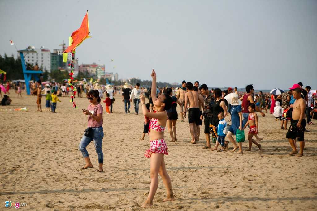 Từ đầu giờ chiều đến chập tối, dưới biển quá đông người, không có chỗ bơi thoải mái. Nhiều khách ở trên bờ nhiều hơn thời gian nhúng thân mình xuống nước - Nguồn ảnh: Zing