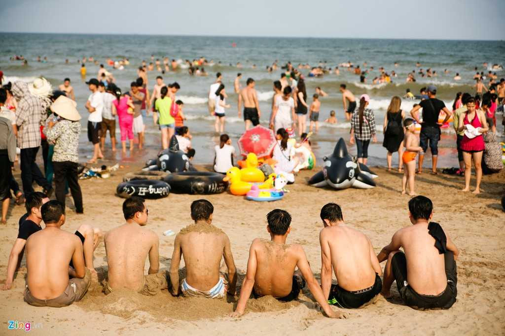 Từ đầu giờ chiều đến chập tối, dưới biển quá đông người, không có chỗ bơi thoải mái. Nhiều khách ở trên bờ nhiều hơn thời gian nhúng thân mình xuống nước - Nguồn ảnh: Zing