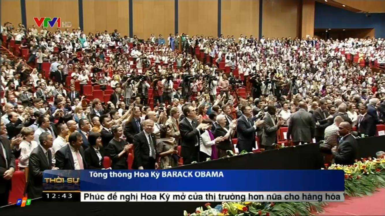Hàng nghìn bạn trẻ đứng dậy vỗ tay chào đón Tổng thống Obama