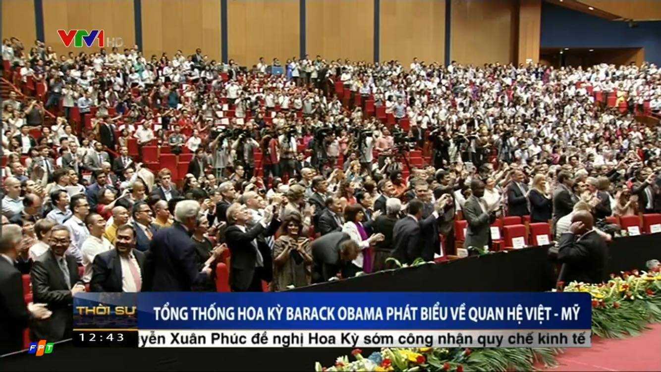 Hàng nghìn bạn trẻ đứng dậy vỗ tay chào đón Tổng thống Obama