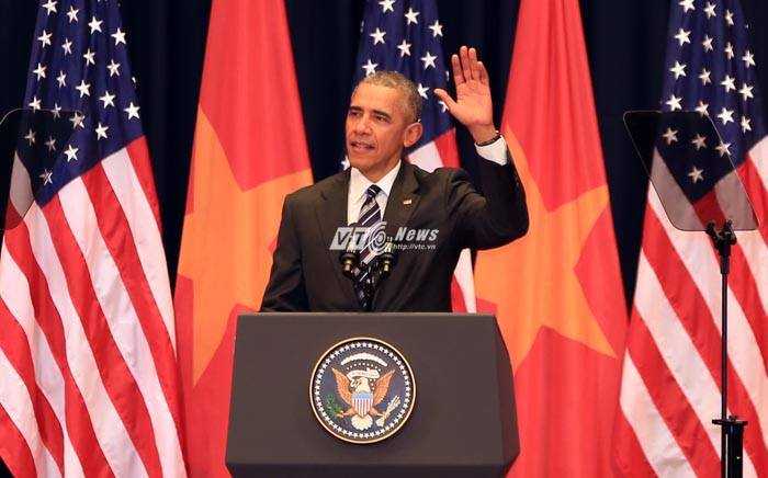 Ông Obama vẫy tay chào các bạn trẻ Việt Nam (ảnh: Duy Thành)