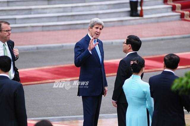 Ảnh: Ngoại trưởng John Kerry và Bộ trưởng Phạm Bình Minh trò chuyện trước lễ đón ông Obama