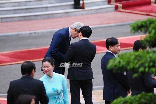 Ảnh: Ngoại trưởng John Kerry và Bộ trưởng Phạm Bình Minh trò chuyện trước lễ đón ông Obama