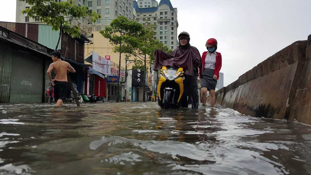 Đường Nguyễn Hữu Cảnh (quận Bình Thạnh) được xem là rốn ngập của thành phố sau các cơn mưa lớn. 
