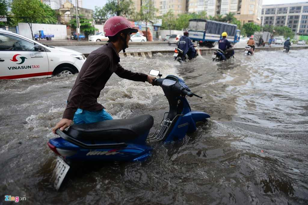 Trên tuyến đường này có những đoạn ngập sâu khiến xe chết máy, nhiều người phải xuống dắt bộ đi một đoạn khá dài.