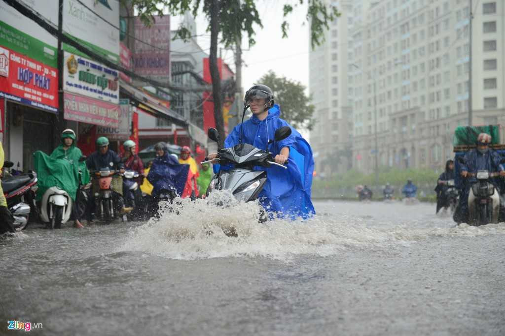 Dù đã nâng cấp hệ thống thoát nước nhiều lần nhưng mỗi khi mưa lớn con đường này lại biến thành sông.