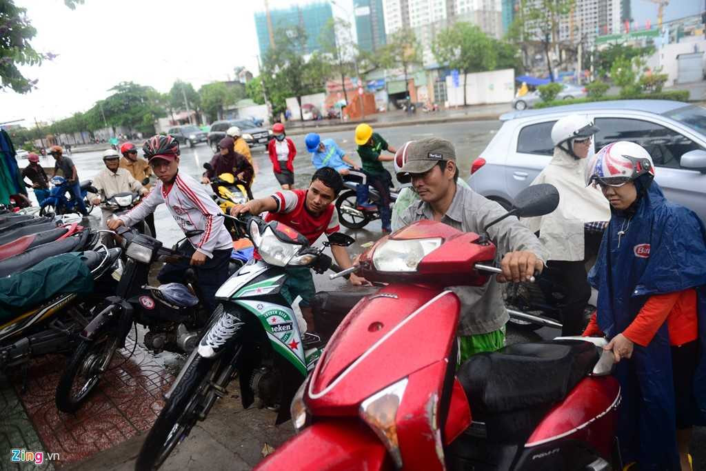 Nhiều tiệm sửa xe di động được hình thành để thổi khô bugi cho xe máy.