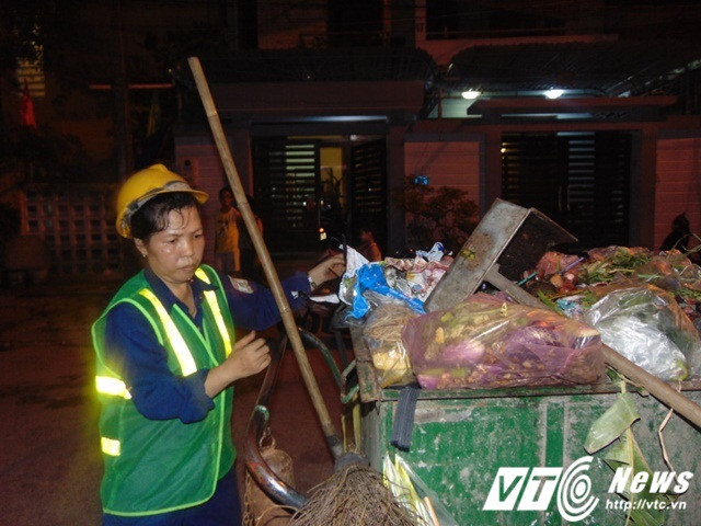 Chúng tôi gọi những người công nhân quét rác là những người hùng thầm lặng góp phần tạo nên thành công ở Festival Huế.