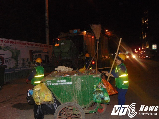 Hàng ngày họ phải làm việc từ 21h tới 2h sáng hôm sau - Quãng thời gian mà hầu hết mọi người đang chăn ấm đệm êm, chìm trong giấc ngủ ngon lành.