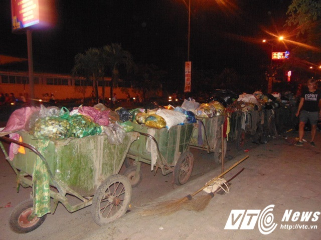 Những xe rác đầy ắp được những người công nhân quét rác thu gom, tập kết.