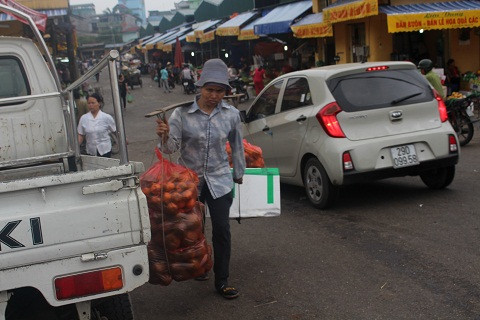 Từ sáng sớm ngày 1/5 chị Liên đã có mặt ở chợ Long Biên để đi làm.