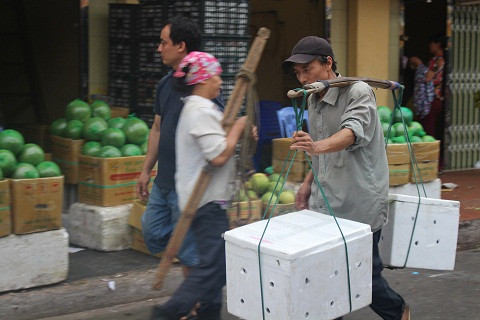 Từ 3h sáng anh Tài đã có mặt tại chợ Long Biên để kiếm việc làm thêm. Đối với những người sống ở xóm nổi sông Hồng việc nghỉ ngơi trong những ngày nghỉ lễ như thế này là điều quá xa xỉ. Trong suy nghĩ họ chỉ biết hôm nay làm gì, kiếm được bao nhiêu nhiêu tiền để về nuôi gia đình.