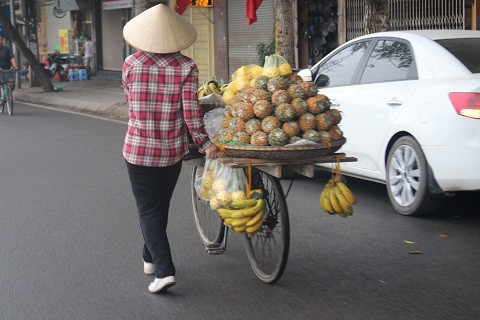 Chiếc xe chở hàng rong trên phố.