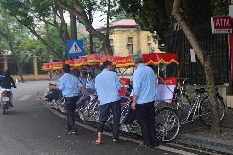 Những lái xe xích lô cũng tranh thủ kiếm thêm thu nhập trong ngày nghỉ lễ.