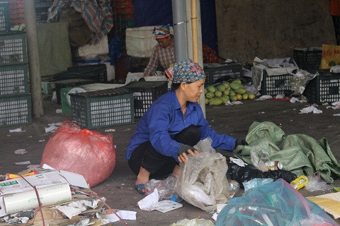 Những người lượm ve chai cố gắng kiếm thêm thu nhập trong ngày 1/5.