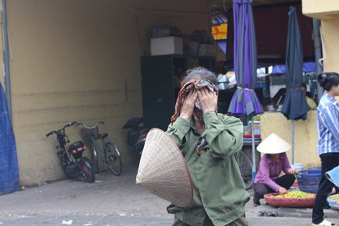 Lau vội những giọt mồ hôi....