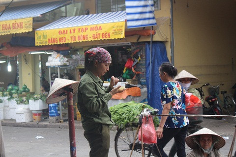 Tranh thủ ăn sáng lấy sức để tiếp tục làm việc.