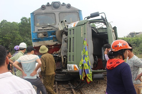 Khoảng 10 giờ 20 ngày 7/4, trên tuyến đường sắt Bắc Nam đoạn qua địa bàn xã Diễn Hồng (huyện Diễn Châu - Nghệ An) đã xảy ra vụ tai nạn. 