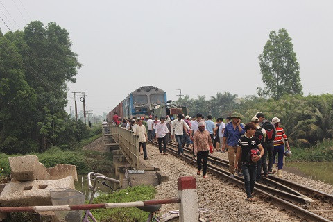 Theo lời anh Nguyễn Văn Thông cán bộ đường sắt, người có ca trực tàu hàng HH5 chuẩn bị đi qua cho biết, lúc này điểm gác của anh làm việc đã hạ rào chắn, đang ra tín hiệu an toàn cho tàu qua. Bất ngờ ở đoạn đường dân sinh cách điểm gác khoảng 70m có chiếc xe tải băng qua, anh nhìn thấy tàu kéo lê xe tải, dùa hàng rào sắt tóe lửa trên đường ray.