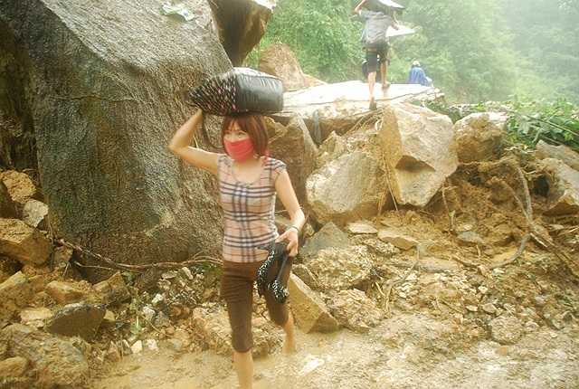 Hành khách phải lội bùn lên Sa Pa
