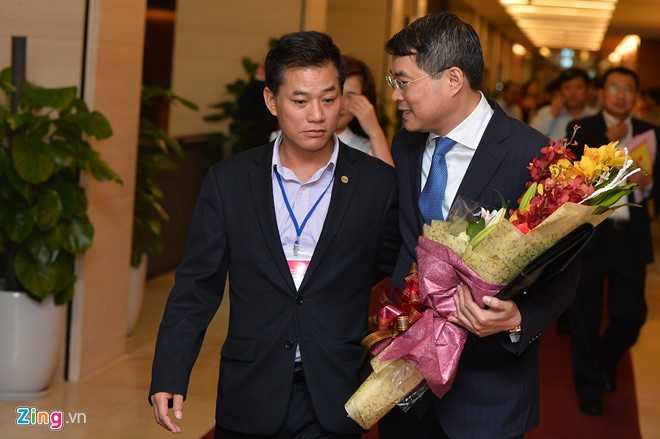 ân Thống đốc Ngân hàng Nhà nước, Lê Minh Hưng (phải).