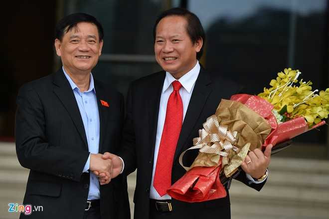 Nhiều đại biểu chia sẻ niềm vui với tân Bộ trưởng Thông tin và Truyền thông, ông Trương Minh Tuấn tại cửa tòa nhà Quốc hội.