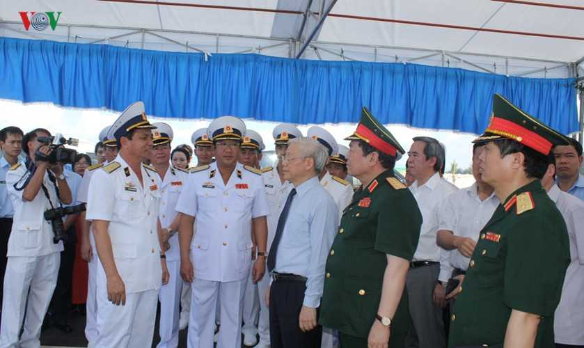 Tổng Bí thư trò chuyện với cán bộ, lãnh đạo chỉ huy Vùng 4 Hải quân tại Cảng quốc tế Cam Ranh.