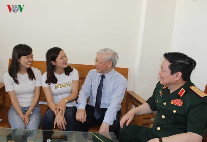 Nhân dịp này, Tổng Bí thư tới thăm gia đình chị Lê Hoài Thương, vợ của Trung úy Phạm Thành Đô hiện đang công tác tại đảo Đá Lớn, huyện đảo Trường Sa. Gia đình chị Thương đang sinh sống tại Nhà Công vụ của Khu Đô thị căn cứ Cam Ranh. 