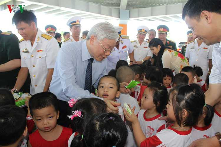 Tổng Bí thư cũng đã tới thăm trường mầm non Trường Sa, nơi chăm sóc nuôi dạy 120 cháu là con của cán bộ chiến sỹ đang công tác tại Vùng 4 Hải quân.