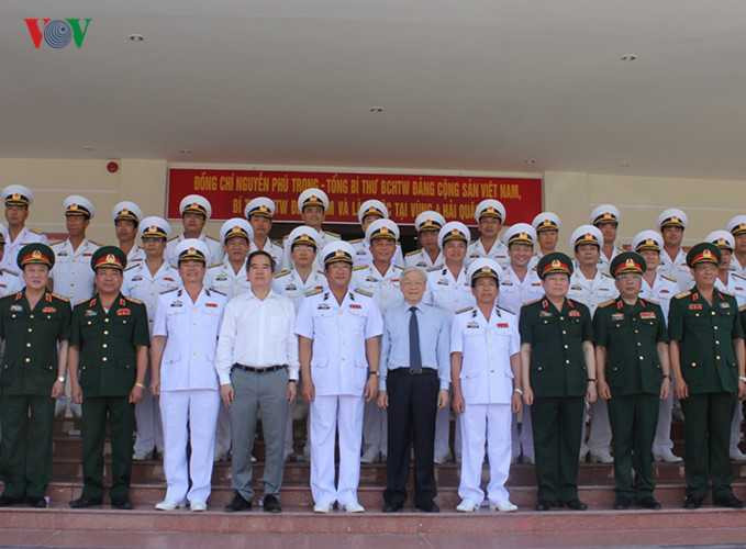 Tổng Bí thư và cán bộ lãnh đạo, chỉ huy Bộ Tư lệnh Vùng 4 Hải quân.