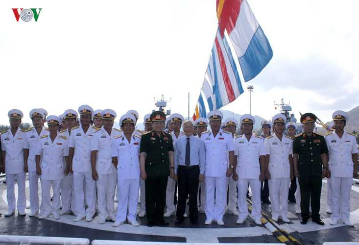 Tổng Bí thư thăm tàu hộ vệ Lý Thái Tổ.