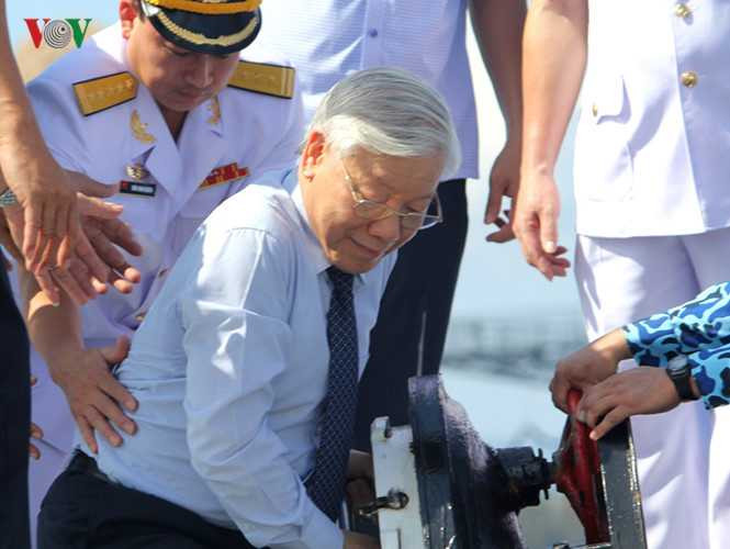 Tổng Bí thư thăm tàu ngầm Kilo.