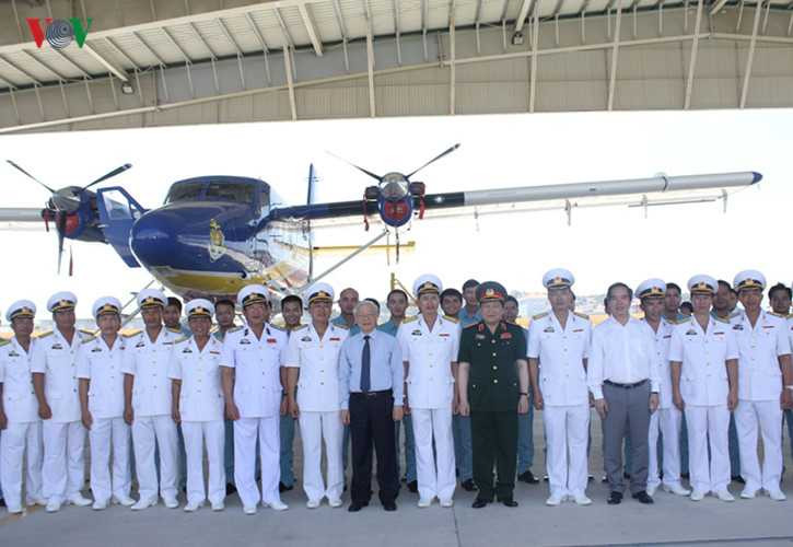 Tổng Bí thư thăm Lữ đoàn Không quân - Hải quân 954 tại Căn cứ Cam Ranh.