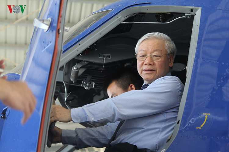 Tổng Bí thư trong khoang lái của Thủy phi cơ Twin Otter thuộc lực lượng Không quân - Hải quân.