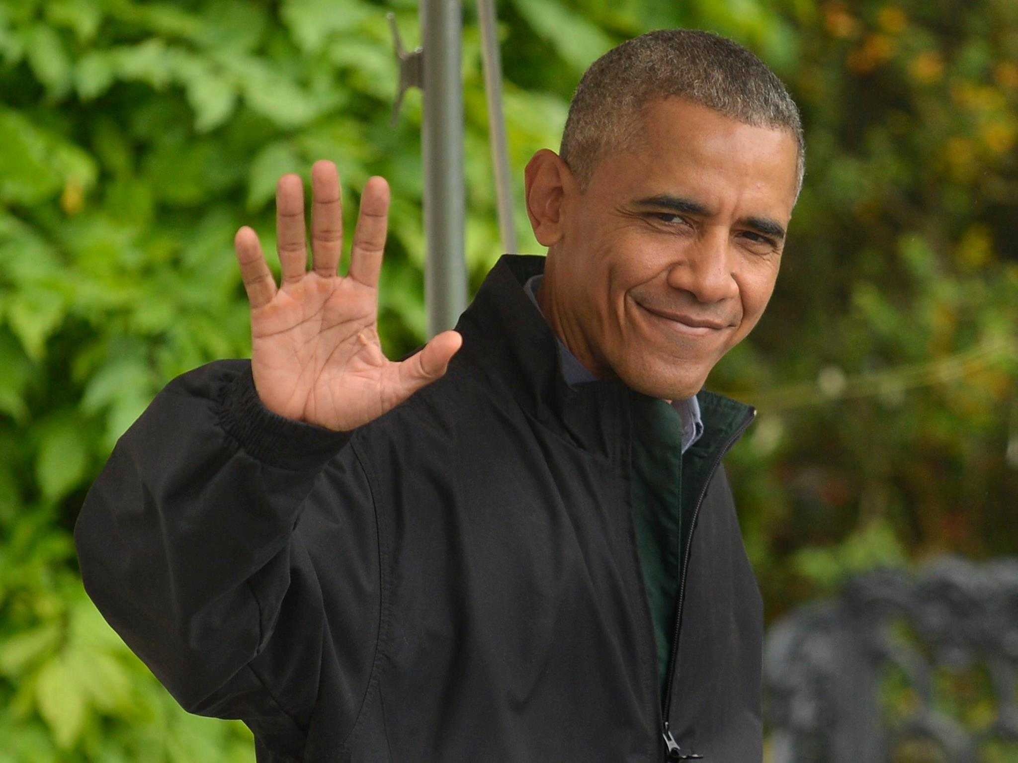 Tổng thống Obama vẫy chào báo giới khi đi ra chiếc trực thăng Marine One đỗ trong khuôn viên Nhà Trắng để bay tới Căn cứ Không quân Andrews ở tiểu bang Maryland, nơi chiếc chuyên cơ Air Force One chờ sẵn