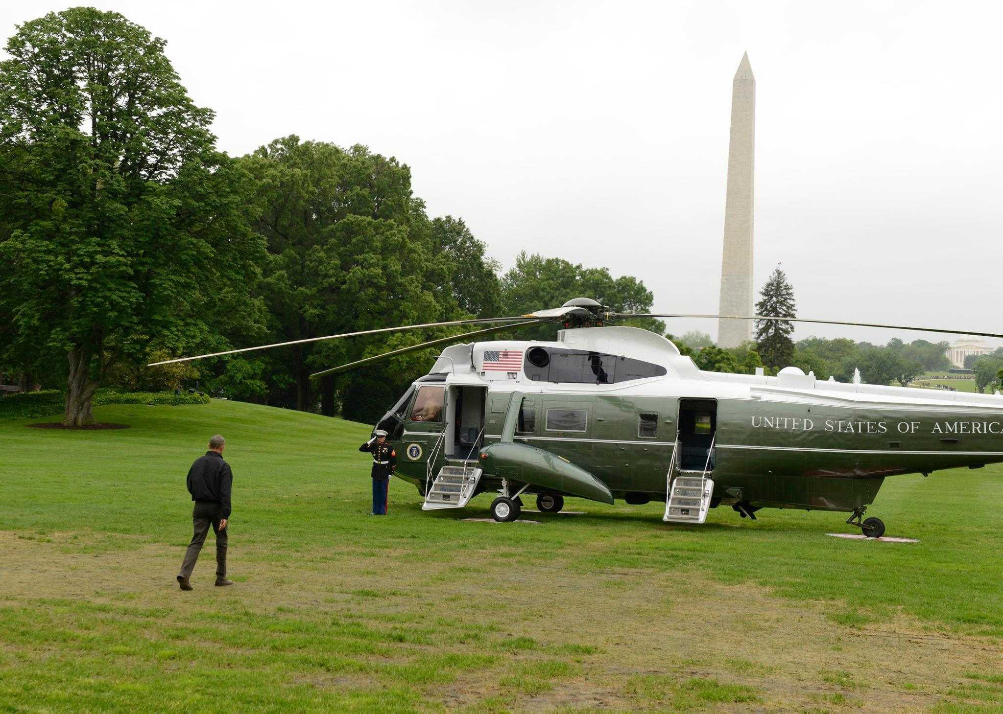 Tổng thống Obama bước tới chiếc trực thăng Marine One đỗ trong khuôn viên Nhà Trắng để bay tới Căn cứ Không quân Andrews ở tiểu bang Maryland, nơi chiếc chuyên cơ Air Force One đang chờ ông để bay tới Việt Nam