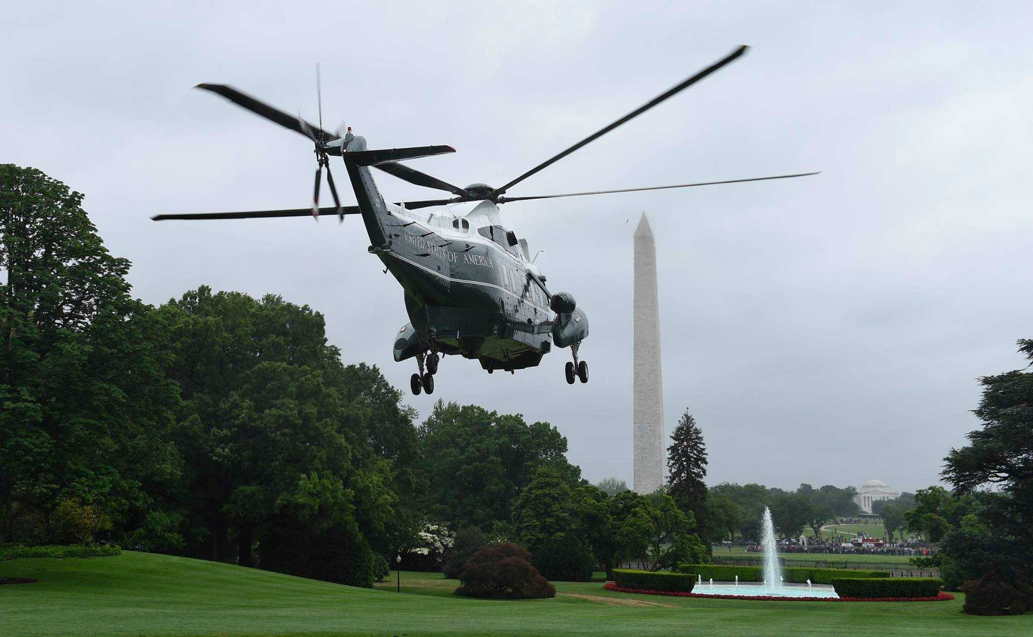 Chiếc trực thăng Marine One chở Tổng thống Obama rời khuôn viên Nhà Trắng để bay tới Căn cứ Không quân Andrews