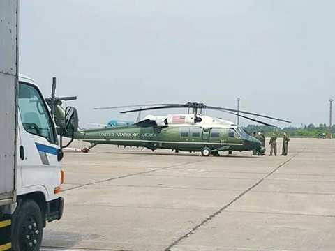 Trực thăng Marine One đã được lắp cánh và sẵn sàng phục vụ cho Tổng thống Barack Obama trong chuyến thăm Việt Nam Trực thăng Marine One đã được lắp cánh và sẵn sàng phục vụ cho Tổng thống Barack Obama trong chuyến thăm Việt Nam
